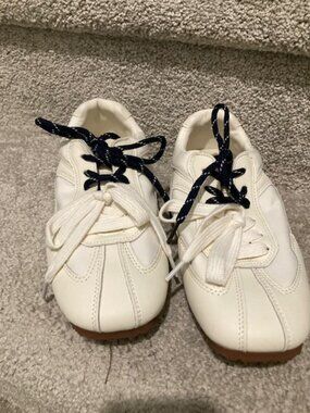 Cream Tennis shoe in leather and two-toned laces
